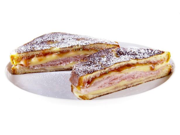 Фото Сэндвич «Монте-Кристо» с булочкой бриошь