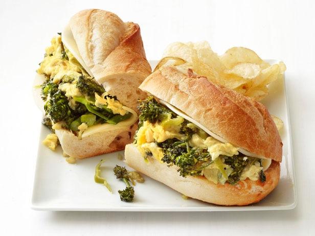 Фото Сэндвич с капустой брокколи и яичницей-болтуньей