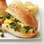 Сэндвич с капустой брокколи и яичницей-болтуньей