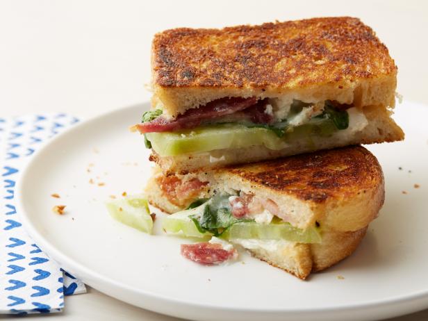 Фото Горячий сэндвич с овощным физалисом, беконом и козьим сыром