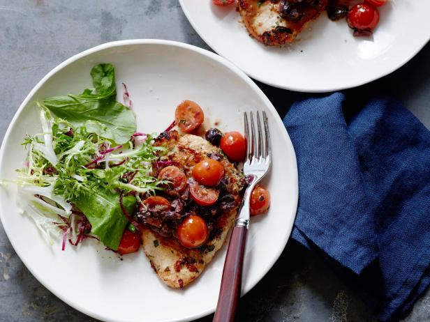 Фото Куриные грудки жареные на сковороде с соусом из помидоров и оливок