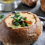 Классический луковый суп с сыром грюйер