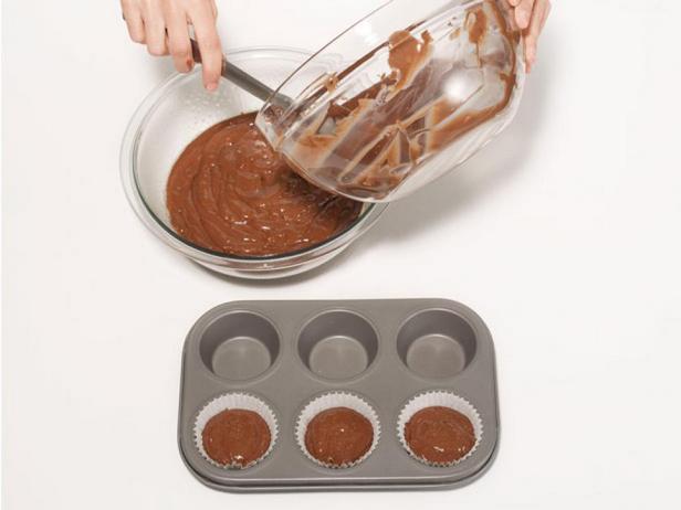 Обе формы для выпечки залейте шоколадной смесью