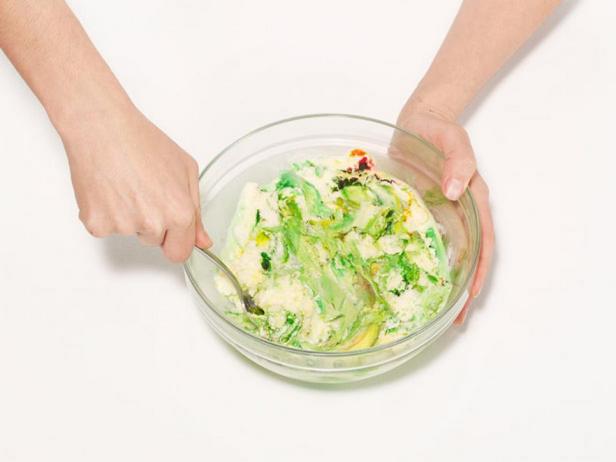 Окрасьте подтаявшее мороженое в зеленый цвет