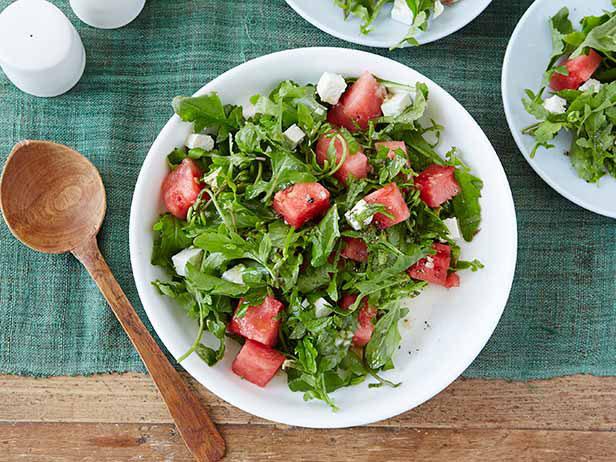 Свежий салат с рукколой и арбузом гриль: летнее наслаждение в каждом кусочке
