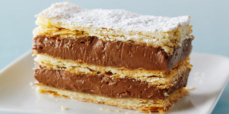 Фото Торт Наполеон с шоколадным кремом Патисьер и орехами фундук