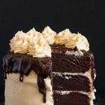 Влажный шоколадный торт с ванильно-сливочным кремом