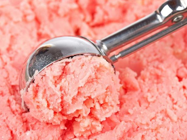 Классическое мороженое, рожок, фруктовый лед или коктейль-поплавок— неизменное угощение в жаркую погоду