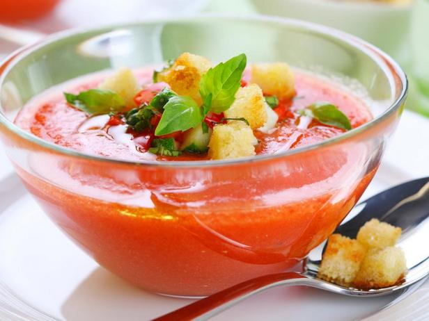 Гаспачо — летняя версия первого блюда: испанский холодный овощной суп, часто на томатной основе