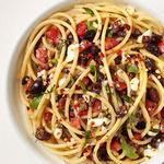 Спагетти с помидорами, маслинами и каперсами