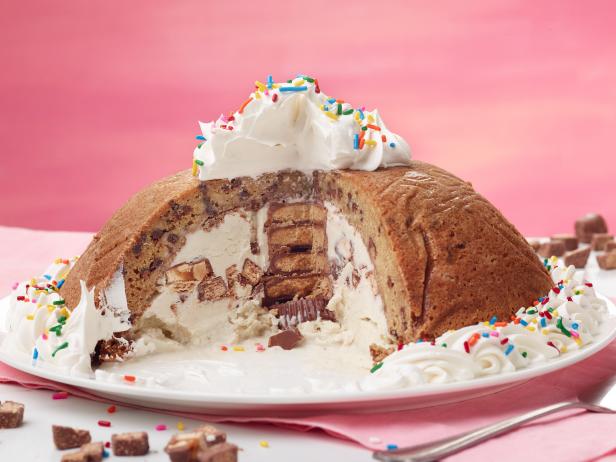 Фото Торт-бомба из печенья с шоколадной крошкой и мороженого