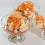 Мороженое из маракуйи с ромово-ванильным карамельным соусом