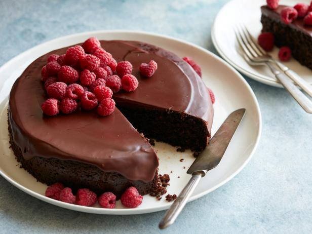 Шоколадно-миндальный торт с клюквой в сахаре