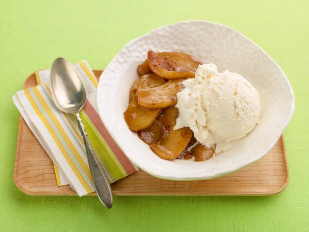 Фото Жареные яблоки на сковороде с мороженым