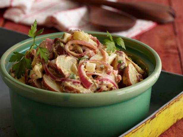 Картофельный салат по-техасски с горчицей и маринованным луком