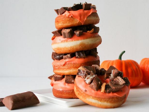 Фото блюда - Пончики на Хэллоуин с шоколадными батончиками