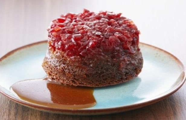 Фото Пряничные кексы с клюквенным топпингом и карамельным соусом с коричневым маслом