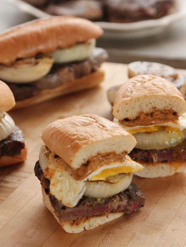 Фотография блюда - Сэндвичи с говяжьим стейком и яичницей