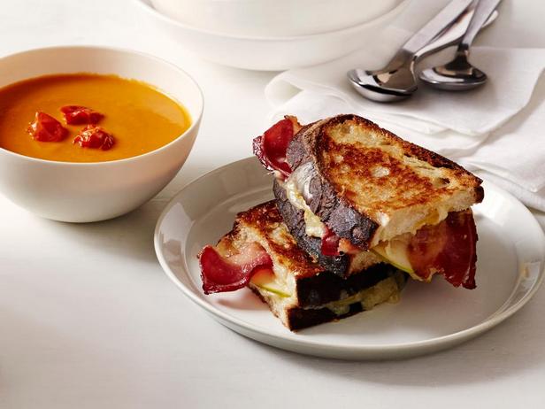 Фотография блюда - Крем-суп из запеченных томатов и бутерброд с сыром и беконом
