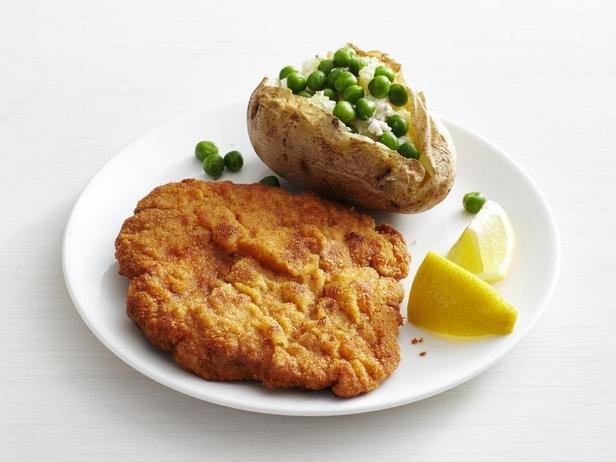 Фотография блюда - Свиной шницель с печёным картофелем