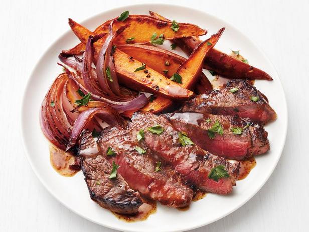 Фотография блюда - Жареный говяжий стейк с пивным соусом и печёным бататом