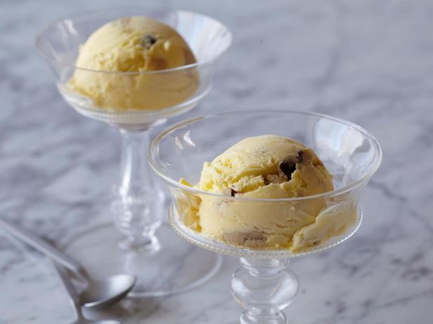 Фотография блюда - Домашнее мороженое с кусочками теста для печенья и шоколадной крошкой