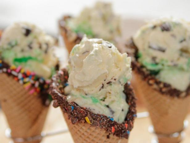 Фотография блюда - Декорированные вафельные рожки с мороженым