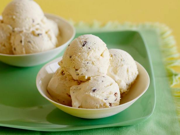 Фотография блюда - Домашнее мятное мороженое с леденцами