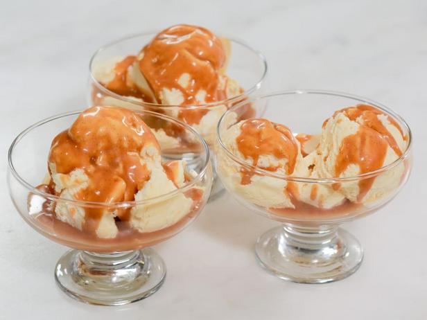 Фотография блюда - Мороженое из маракуйи с ромово-ванильным карамельным соусом