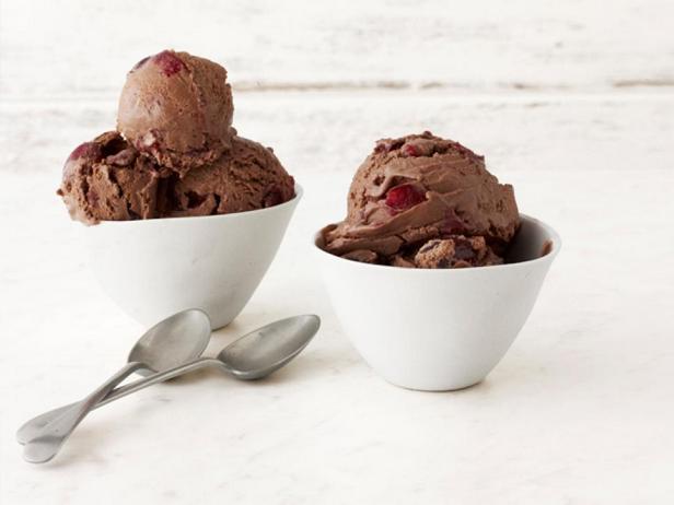 Фотография блюда - Домашнее шоколадно-вишневое мороженое