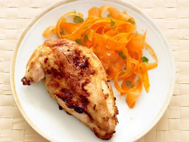 Фотография блюда - Курица по-тайски с салатом из моркови и имбиря