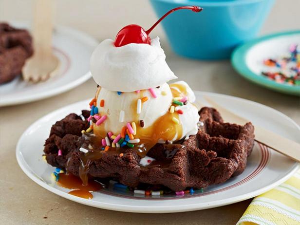 Фото блюда - Сандэ - десерт из шоколадных вафель брауни с мороженым