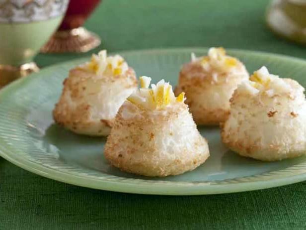 Фотография блюда - Порционные бисквиты Пища Ангелов с лимонным конфи