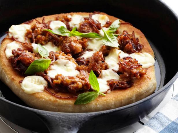Фотография блюда - Пицца с фаршем и луковым джемом на сковороде