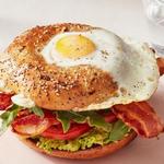 Калифорнийский BLT сэндвич «Яйцо в лунке»