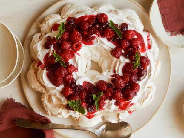 Как приготовить - Торт-безе - праздничный венок из меренги с ягодами