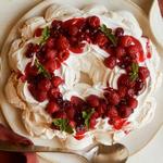 Торт-безе - праздничный венок из меренги с ягодами