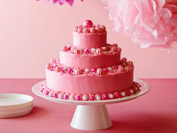 Как приготовить - Именинный торт с ярко-розовой масляной глазурью