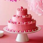 Именинный торт с ярко-розовой масляной глазурью
