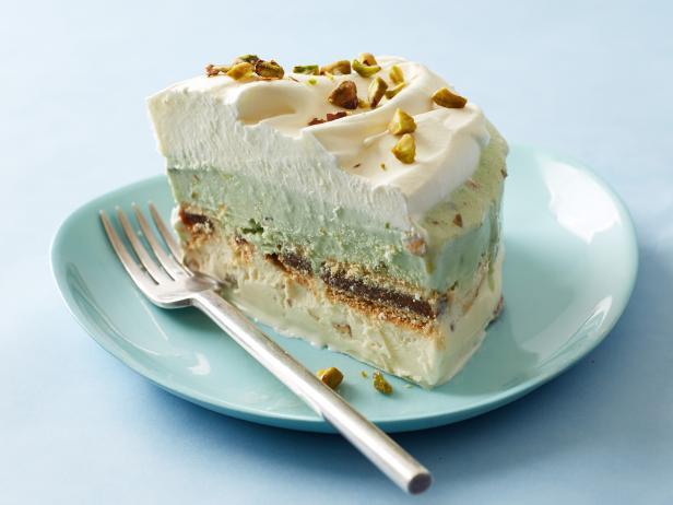 Фото Слоёный торт-мороженое с фисташками и инжиром