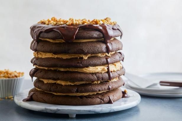Фотография блюда - Торт из слоёв шоколадного печенья и арахисового крема