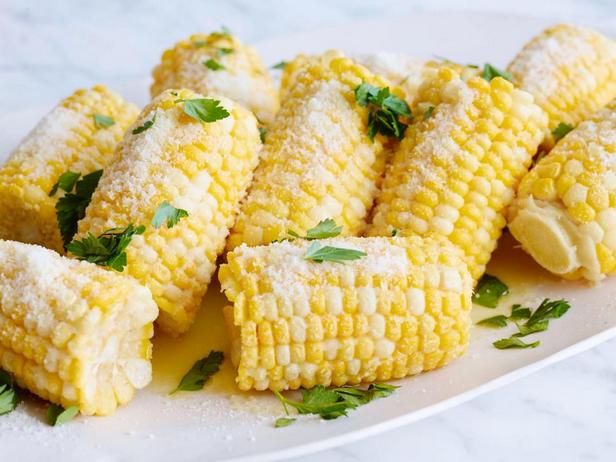 Фотография блюда - Варёная кукуруза в початках с пармезаном