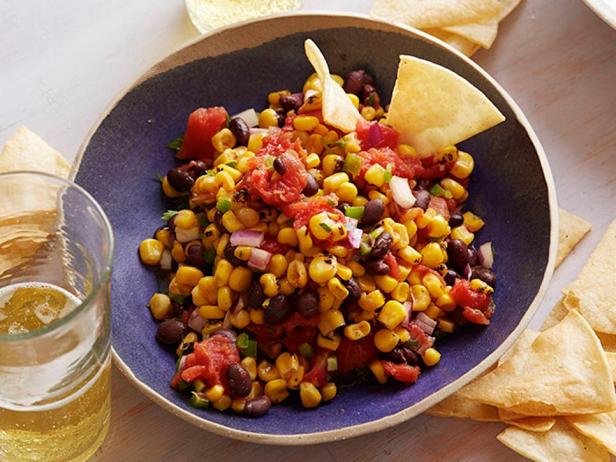 Фотография блюда - Сальса из жареной кукурузы и фасоли с кукурузными чипсами из духовки