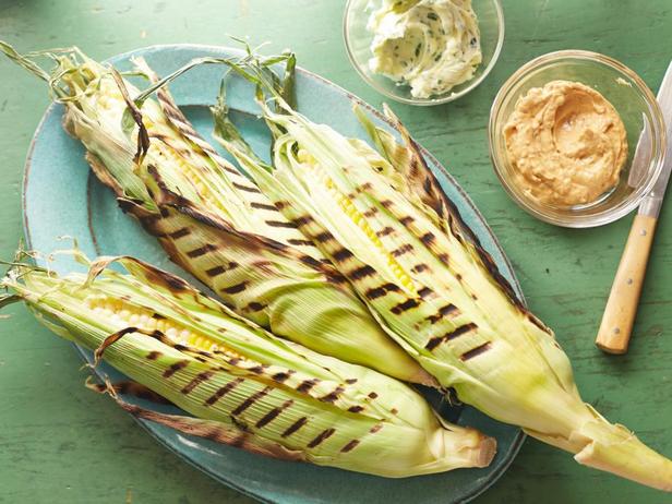 Фотография блюда - Идеальная кукуруза в початках на гриле с зелёным сливочным маслом