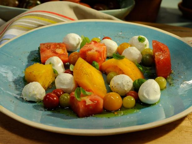 Фотография блюда - Капрезе с помидорами и моцареллой боккончини