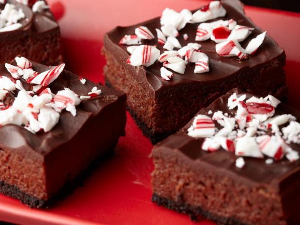Фотография блюда - Пирожные «Шоколадный чизкейк» с карамельными конфетами