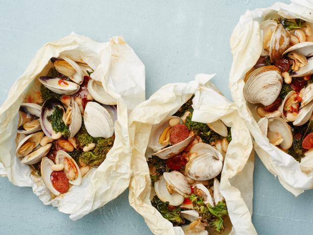 Как приготовить - Моллюски с капустой кейл и колбасой чоризо в пергаменте