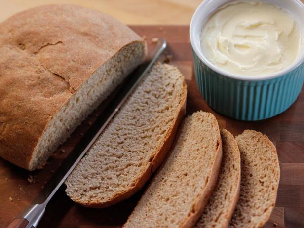 Фото Простой деревенский хлеб с медовым маслом