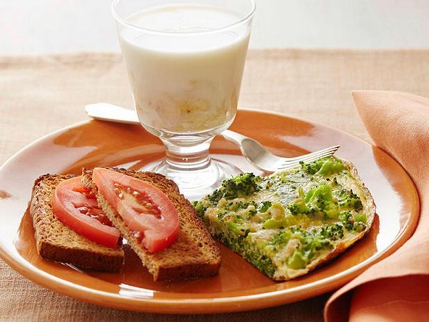 Вегетарианский завтрак: фриттата из брокколи, тосты с помидорами и банановое молоко