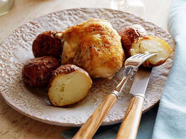 Курица в духовке с картофелем и розмарином